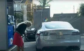Блондинка, Tesla, заправка: Сеть взорвало видео с пытавшейся заправить электрокар девушкой
