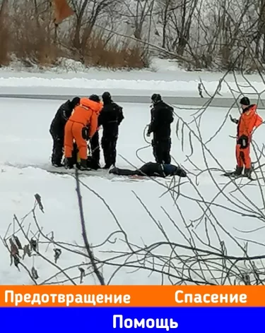 В Новосибирске спасатели достали тело мальчика, провалившего под лёд