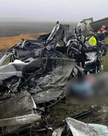 Один человек погиб, ещё трое пострадали в ДТП с тягачом в Саратовской области