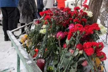 Фото: В Магнитогорске начали прощаться с погибшими при обрушении подъезда жилого дома 1