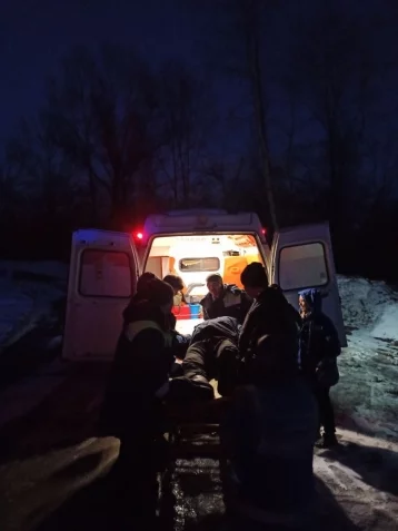 Фото: В Новокузнецке рыбак сломал ногу и застрял на льду озера 3