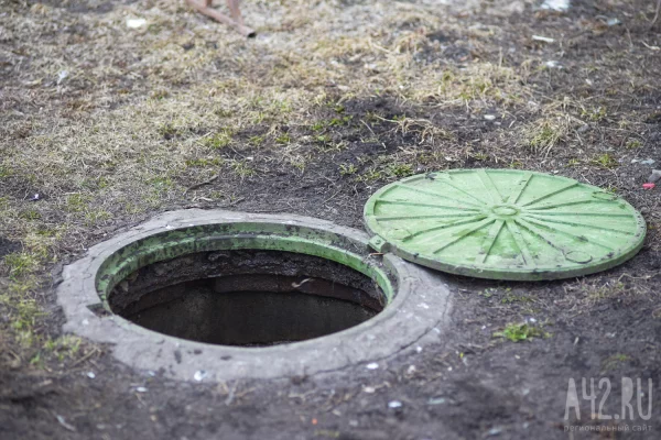 В Новокузнецке 4-летняя девочка провалилась в открытый колодец: ей выплатят 30 тысяч рублей