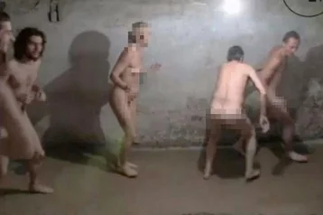 Фото: Сеть шокировало видео с «голыми танцами» в лагере смерти в Польше  1