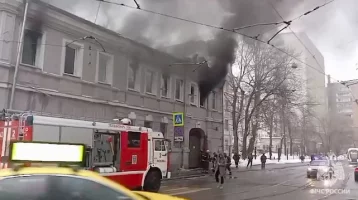 Фото:  В Москве загорелось двухэтажное здание комитета КПРФ   1