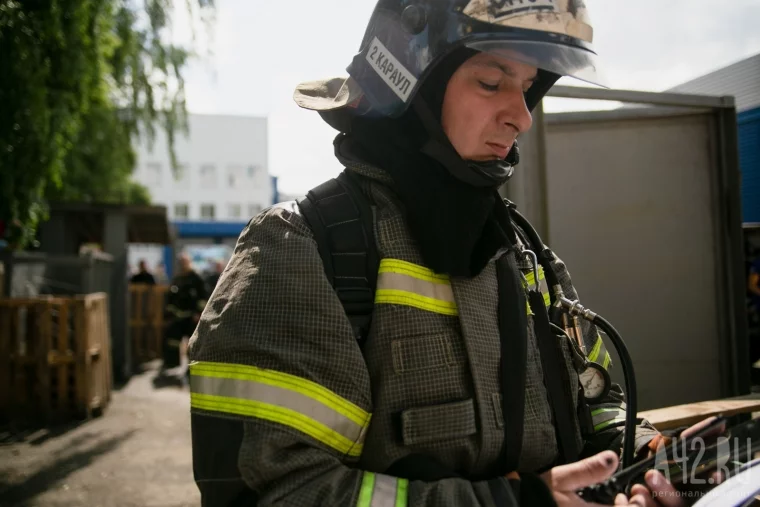 Фото: Пожар в офисе и поиск людей на высоте: соревнования спасателей в Кемерове 27