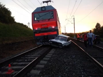 Фото: В Кузбассе поезд сбил ВАЗ, которым управляла пьяная девушка 1