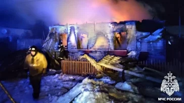 Фото: В Кузбассе ночной пожар уничтожил частный дом 2