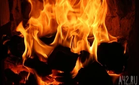 В Кемерове 40 человек тушили пожар на складе на Кузнецком проспекте