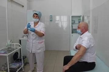 Фото: Ещё один кузбасский мэр поставил прививку от коронавируса 1