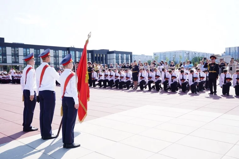 Фото: «Получили праздничную стипендию и памятные часы»: глава Кузбасса поздравил выпускников губернаторских кадетских школ 2