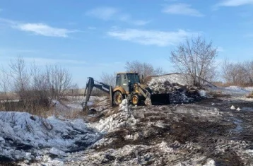 Фото: В Кемерове вывозят снег и очищают ливнёвки: ведутся противопаводковые мероприятия 1