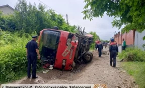 В Хабаровском крае 12 детей пострадали при опрокидывании автобуса, который вёз их на экскурсию