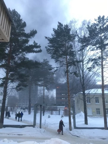 Фото: Недостроенное здание горит в центре Кемерова 1