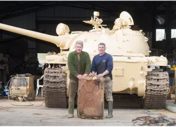 Фото: Британец нашёл золотые слитки стоимостью 2,5 миллиона долларов в советском танке 1