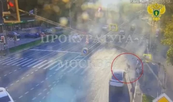 Фото: Проехал на «красный»: в Москве арестовали таксиста, сбившего 10-летнего ребёнка 1