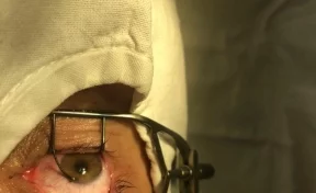 Кемеровские врачи смогли сохранить мужчине глаз, в который попала проволока