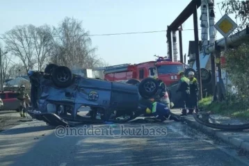 Фото: После тройного ДТП в Кемерове перевернулись две машины 1