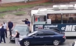 В Кузбассе последствия ДТП с троллейбусом и иномаркой сняли на видео