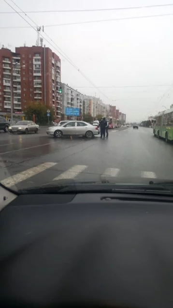 Фото: В Кемерове на проспекте Шахтёров из-за ДТП встали трамваи 1