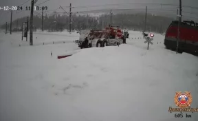 «КамАЗ» попал под пассажирский поезд в Красноярском крае
