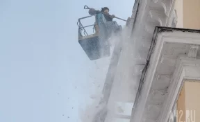 В ГЖИ Кузбасса объяснили, кто и как часто должен убирать снег с крыш