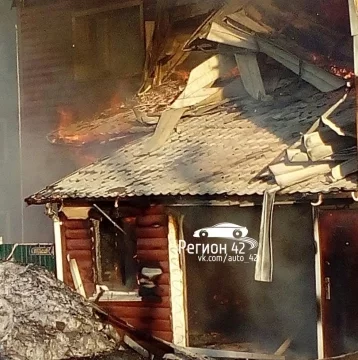 Фото: В Кузбассе сгорели коттедж и гараж 2