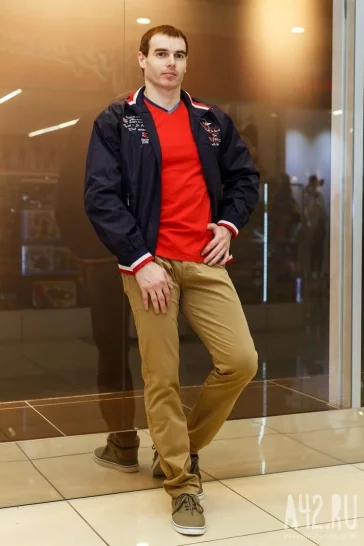 Молодёжная спортивная ветровка. Производство – Турция. Цена – 3 500 рублей