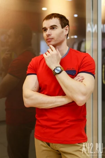 Красная молодёжная футболка: производство – Турция. Мужские летние брюки песочного цвета: размеры – 29-36, производство – Турция, цена 2 300-2 700 рублей