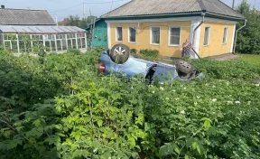 В Кузбассе нетрезвый водитель без прав въехал в чужой огород