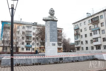 Фото: «Вся плитка треснутая»: кемеровчанин сообщил о сильных повреждениях отреставрированного памятника Юрию Гагарину 1