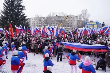 Фото: Митинг-концерт по случаю присвоения почётного звания кузбасскому городу посетили более 5 тысяч человек 1