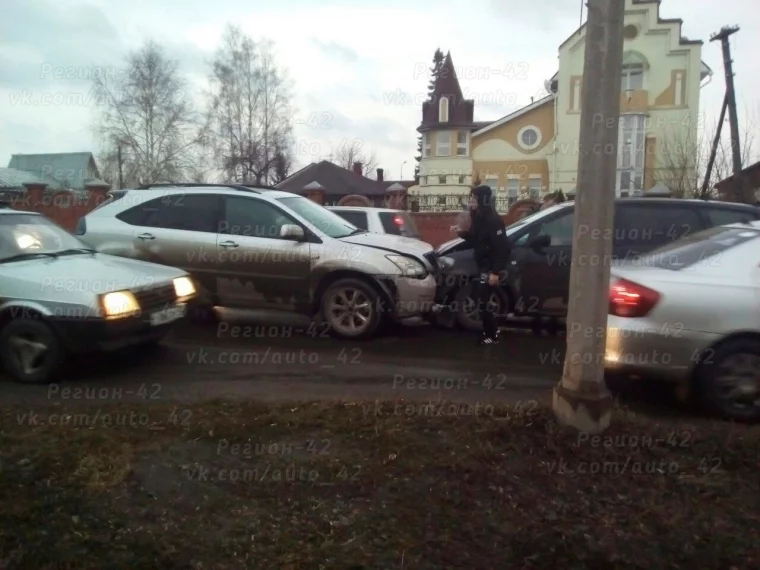 Фото: В Кемерове лоб в лоб столкнулись две иномарки 2