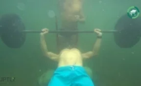 В Сибири спортсмен побил мировой рекорд Гиннесса по жиму штанги под водой