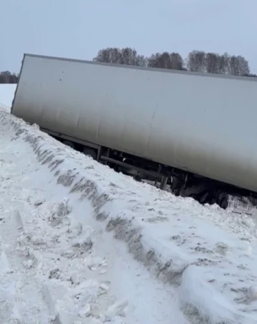 Фура, следовавшая из Кемерова в Новосибирск, попала в ДТП в Топкинском округе
