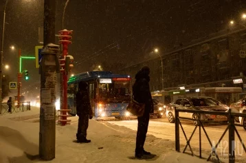 Фото: «Город стоит второй день»: кемеровчане пожаловались на задержки общественного транспорта 1