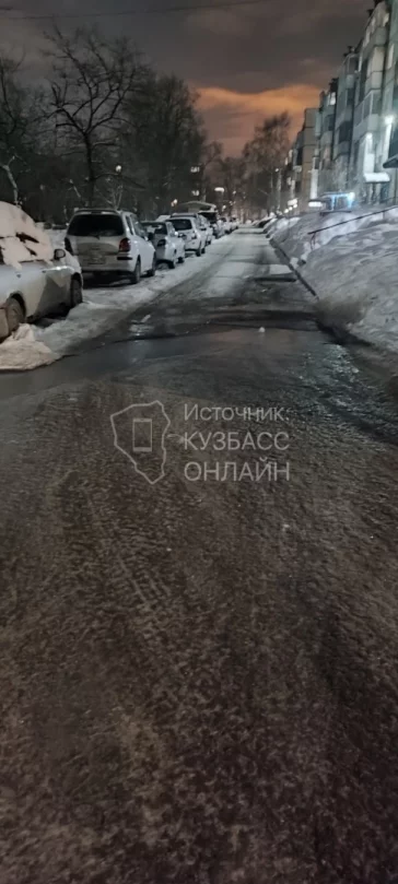 Фото: «Целое озеро»: жильцы кемеровского дома пожаловались на порыв из колодца 3