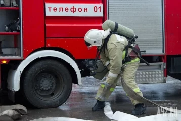 Фото: Более 20 сотрудников МЧС тушили крупный пожар в кемеровском микрорайоне 1