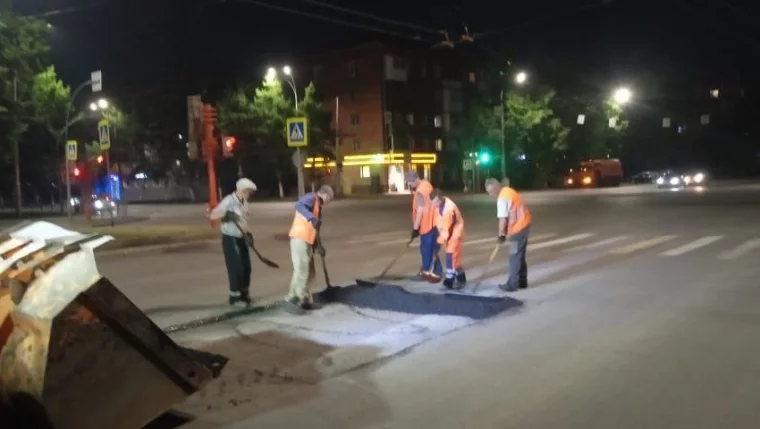 Фото: В Кемерове на площади Пушкина и улице 50 лет Октября обновили асфальт 2