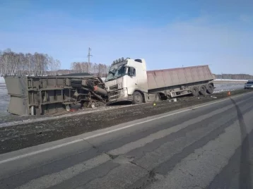 Фото: На трассе Новосибирск — Ленинск-Кузнецкий разбились три грузовика 1