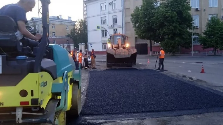 Фото: В Кемерове на площади Пушкина и улице 50 лет Октября обновили асфальт 3