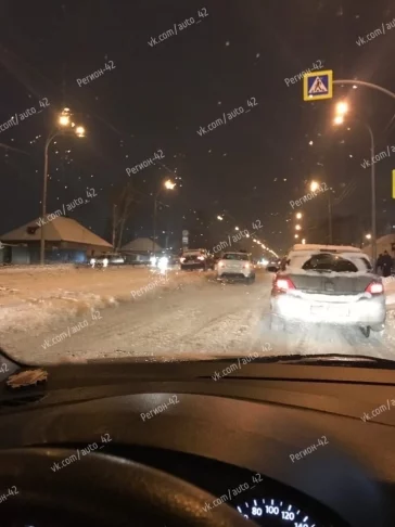 Фото: Очевидцы: в Кемерове после ДТП машина сбила пешехода 2