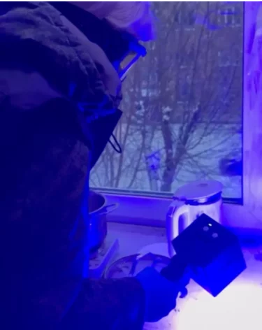 Дверь вскрыли после жалоб соседей: в красноярской квартире обнаружили тела женщины и её ребёнка