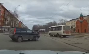 В Кемерове водитель «ПАЗика» грубо нарушил ПДД: опубликовано видео