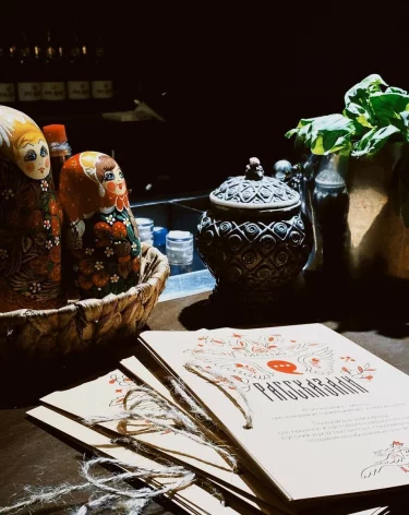 От стейков до редких треков: как в Кемерове меняют формат караоке-вечеров