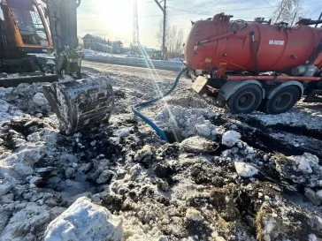 Фото: Власти: в Кемерове работы по устранению аварии на водопроводе продлятся до вечера 2