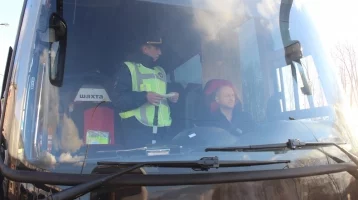 Фото: Сотрудники ГИБДД проверили пассажирский транспорт на выезде из Кемерова 1