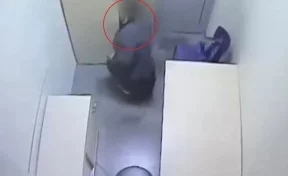 В Кемерове похититель кофе пытался спрятать украденное в комнате с камерами 