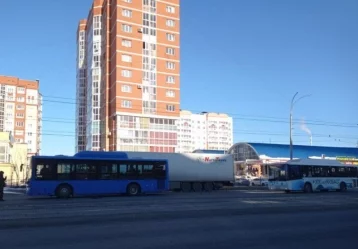 Фото: В аварии с двумя автобусами в Кемерове пострадали три пассажира 1