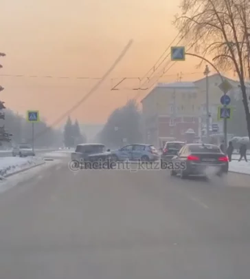 Фото: В Кемерове столкновение двух автомобилей на Советском проспекте попало на видео 2