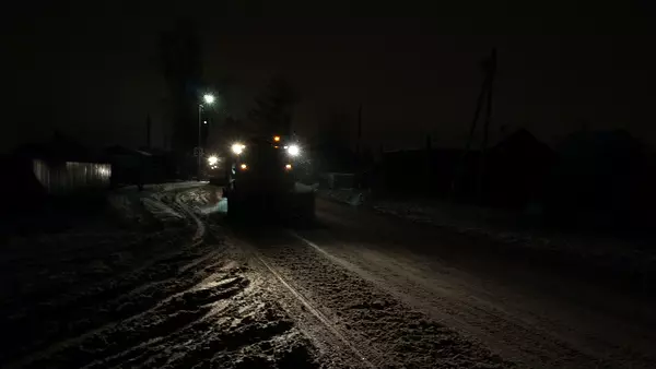 Фото: Город засыпает: как по ночам чистят улицы от снега 3